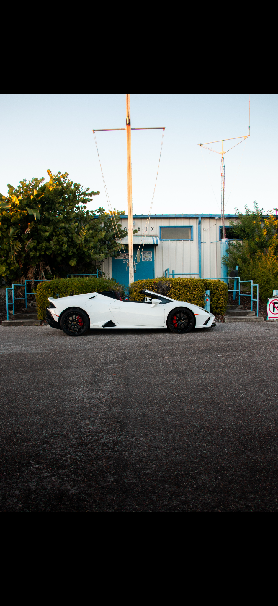 Lamborghini Huracan EVO side profile