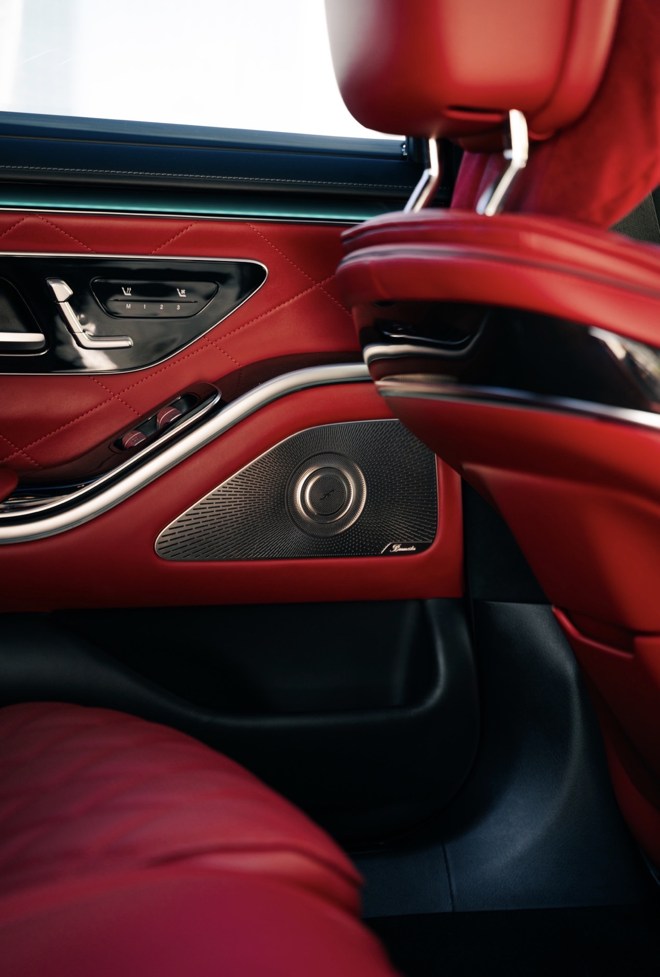 Mercedes S580 speaker and door trim detail